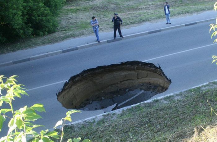 Провалы грунта на дорогах (7 фото)