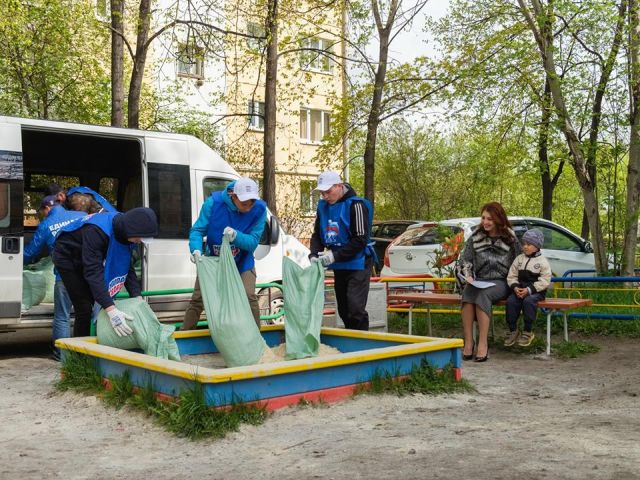 Чиновница устроила фотосессию в мехах у детской песочницы (4 фото)