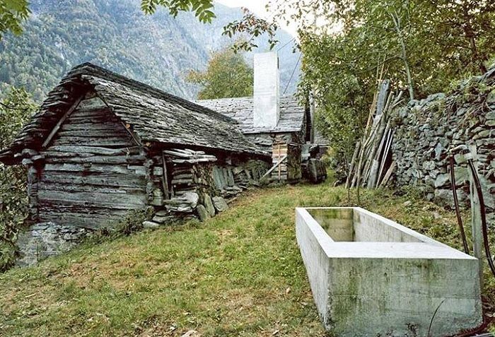 Ветхая хижина, поражающая своим интерьером (6 фото)