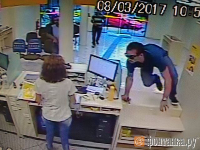 Любовь к футболу сгубила бразильского преступника (3 фото)