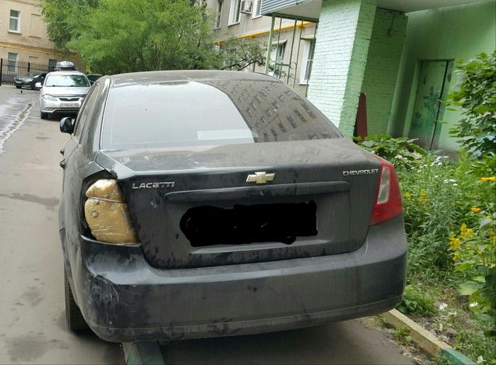 Губка и пара лампочек решила все проблемы этого автомобилиста (2 фото)