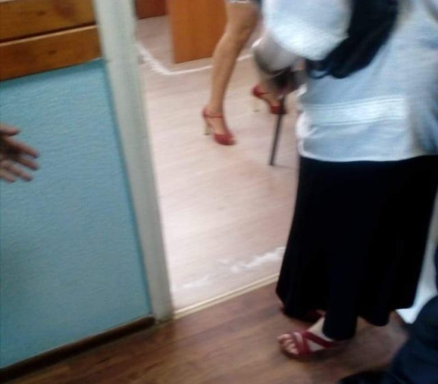 Судья начертила "магический круг" из соли вокруг своего стола (2 фото)