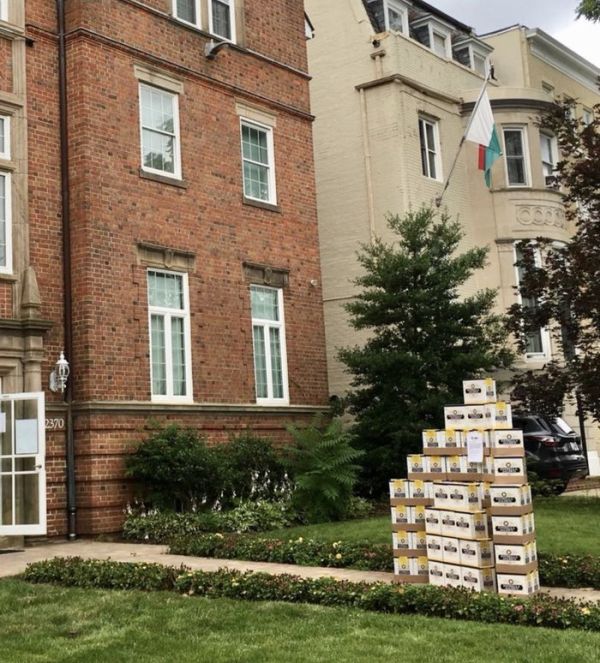 Мексиканци доставили подарок в посольство Южной Кореи (2 фото)