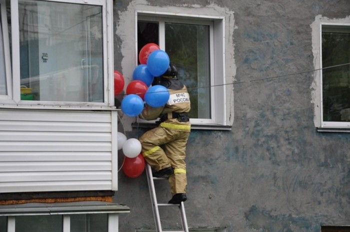 Пожарники поздравили своего будущего коллегу с Днем Рождения (9 фото)