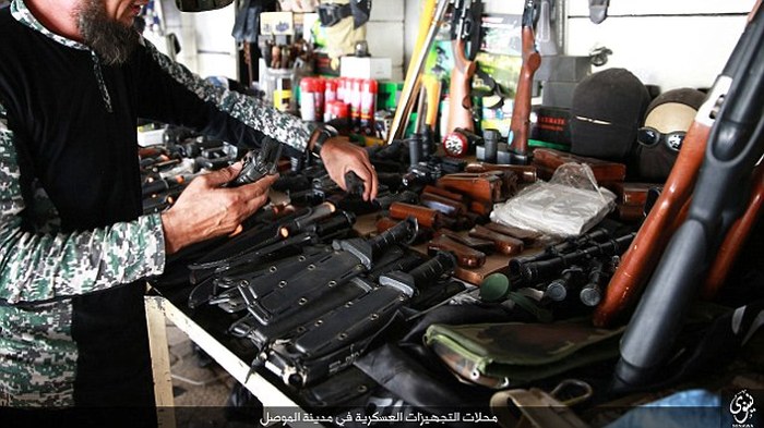 Оружейный магазин боевиков ИГИЛа (12 фото)