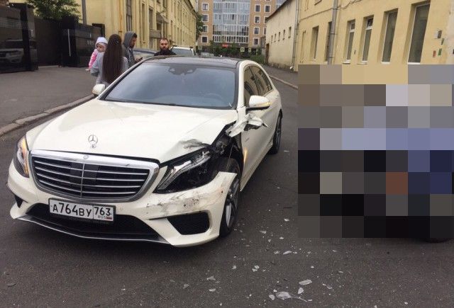 Проигнорировал "помеху справа" и протаранил AMG S63 (4 фото)