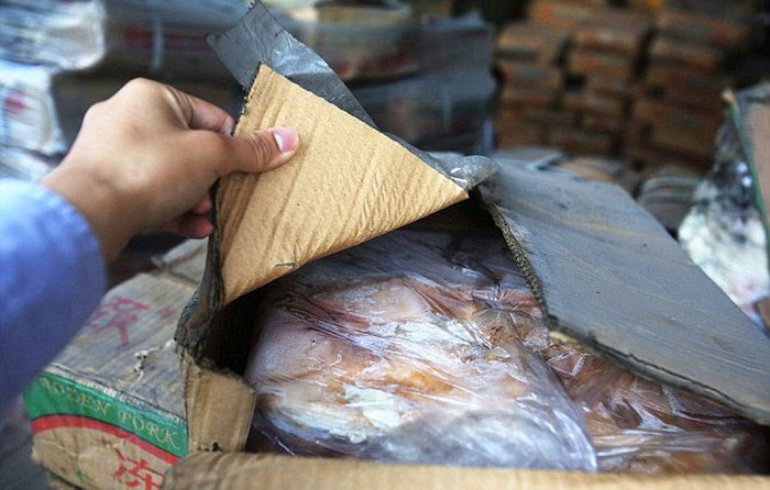 Изъяли мясную продукцию, возраст которой превышал 40 лет (6 фото)