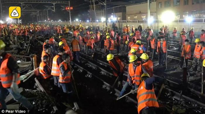 В Китае за 9 часов построили новую железнодорожную развязку (5 фото)
