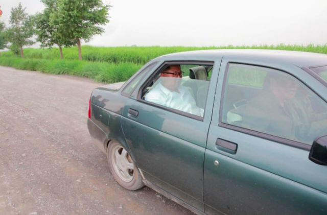 Ким Чен Ын приехал на военную базу на Lada Priora (3 фото)
