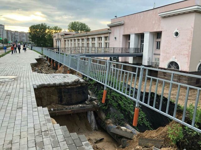 Ливень размыл набережную возле стадиона (4 фото)