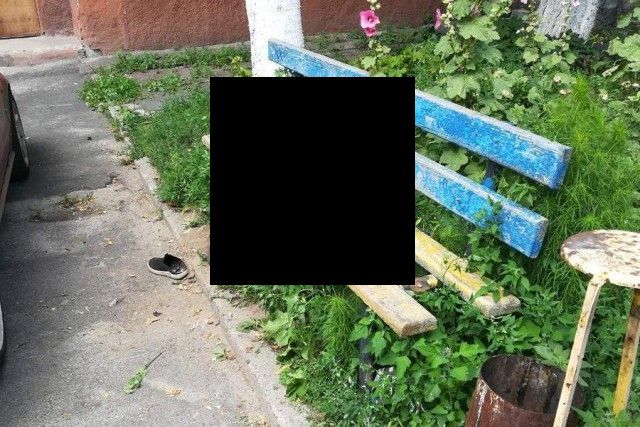 Гомельчанам пришлось вызвать МЧС, чтобы освободить мужчину (4 фото)