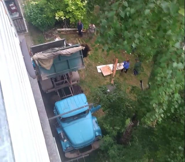 Утилизация строительного мусора в заброшенном погребе (5 фото)
