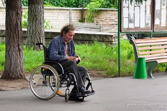 "Исцеление инвалида" или шарлатаны на улицах (4 фото)