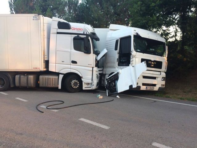 Дальнобойщики задержали вора, который хотел слить топливо (8 фото)