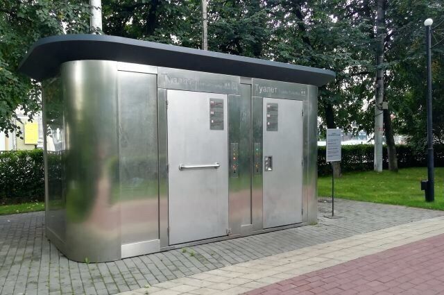 Современный общественный туалет с "сюрпризом" в Воронеже (2 фото)
