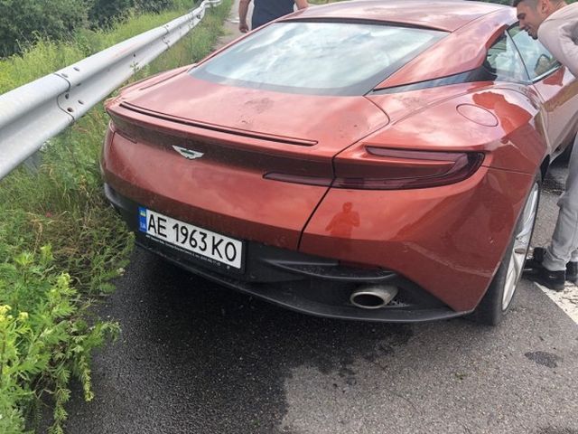 Владелец оставил Aston Martin DB11 с оригинальной запиской (4 фото)