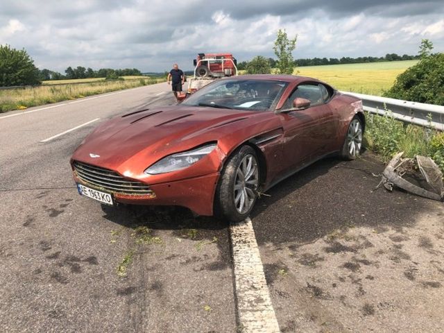 Владелец оставил Aston Martin DB11 с оригинальной запиской (4 фото)