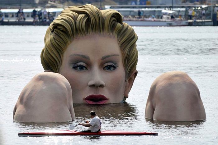 Гигантская водная женщина в Гамбурге (11 фото)