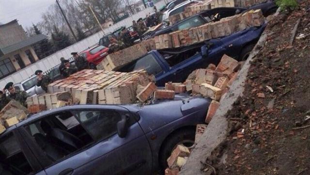 В Бресте кирпичная стена обрушилась на припаркованные авто (11 фото)