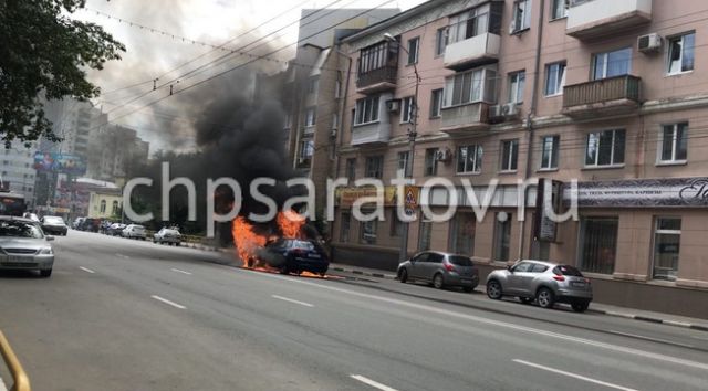 Автомобиль Audi полностью сгорел после наезда на люк (7 фото)