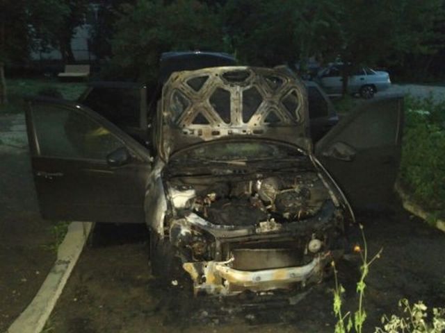 Блогеру сожгли автомобиль после публикации в сети ролика (4 фото)