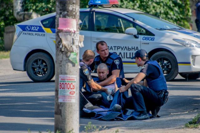 Дал приятелю подержать гранату и выдернул чеку (7 фото)
