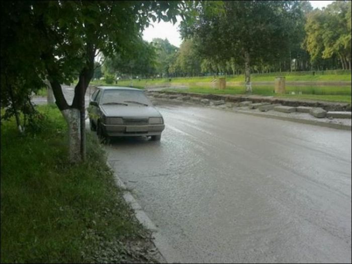 Зацементированная дорога (2 фото)