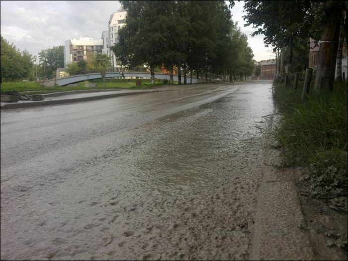Зацементированная дорога (2 фото)