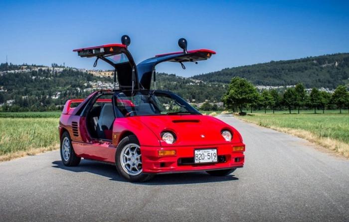 Mazda Autozam AZ-1: маленький спортивный автомобиль с "крыльями чайк