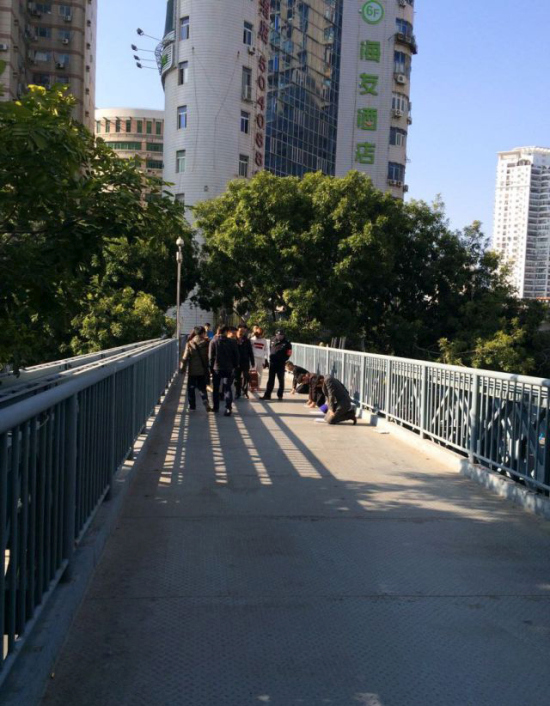 Наказание за халтуру на рабочем месте в Китае (3 фото)