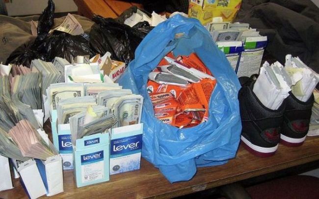Задержан мужчина, пытавшийся провезти более 770 тысяч долларов(5 фото)