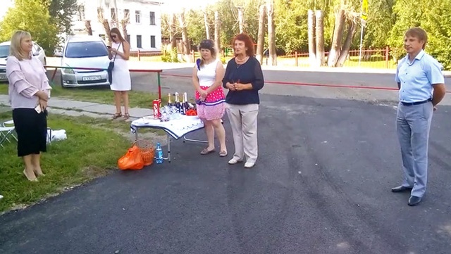 Торжественное "открытие" нового асфальта во дворе (4 фото)