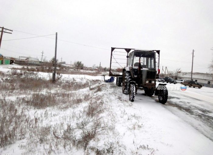 ВАЗ взял на таран трактор (5 фото)