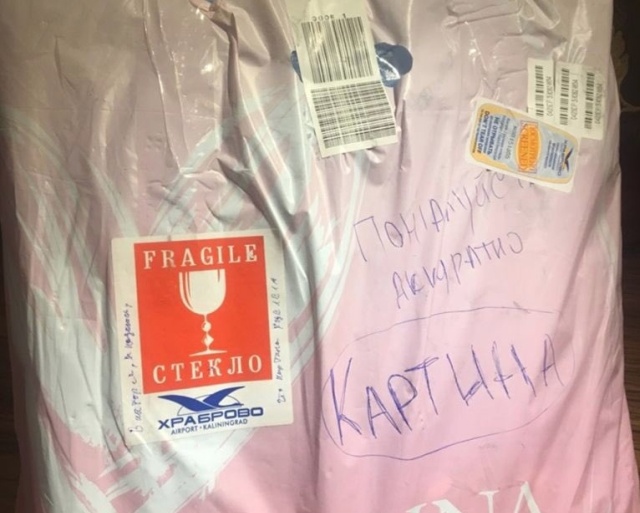 Пассажирку самолета попросили сдать хрупкую картину в багаж (4 фото)