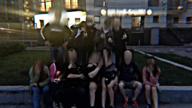 Старшеклассники избили преподавателя за незнание понятий АУЕ (3 фото)