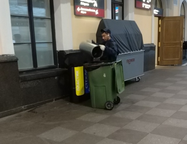 Контейнеры для раздельного сбора мусора в Санкт-Петербурге (2 фото)