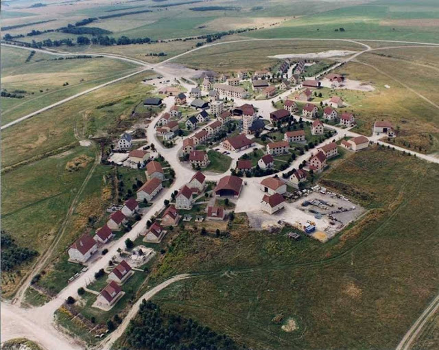 Деревня-муляж на юге Англии (13 фото)