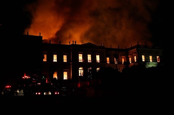 В Бразилии сгорел крупнейший музей (3 фото)