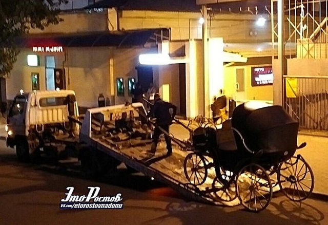 Эвакуатор вывез из центра Ростова-на-Дону настоящую карету (3 фото)