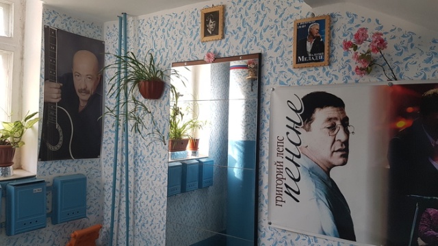 Подъезд фанатов отечественной и зарубежной эстрады (3 фото)
