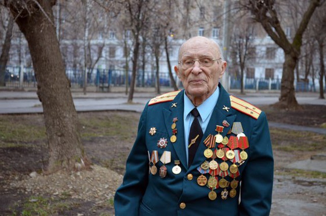 в Казани у пенсионера коллекторы пытались выбить долги (4 фото)
