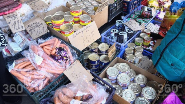 В очереди за просроченной продукцией (3 фото)