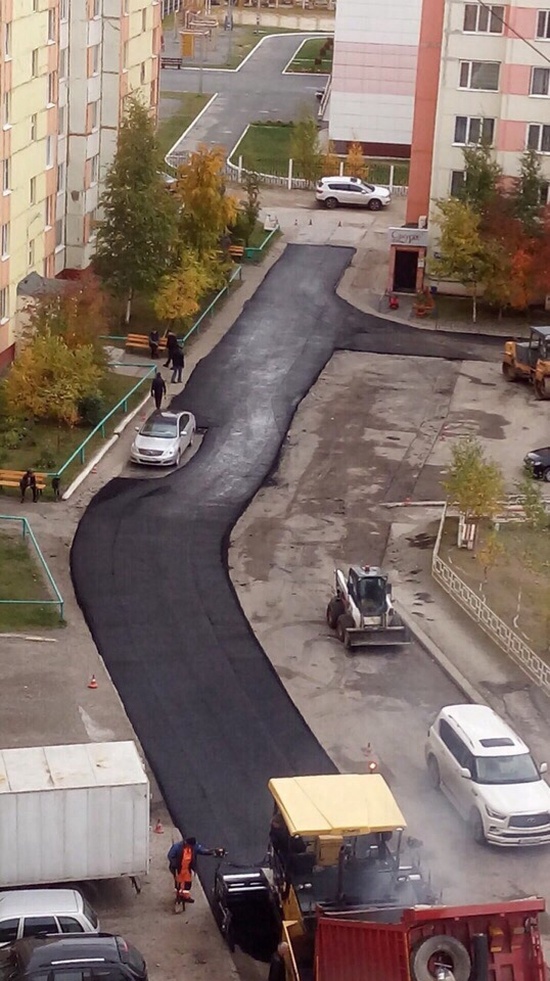 Как в одном из дворов асфальт уложили (2 фото)