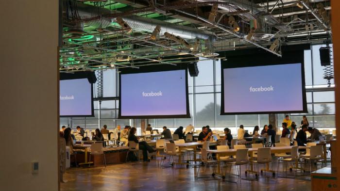 Бывшая модератор Facebook судится с компанией (3 фото)