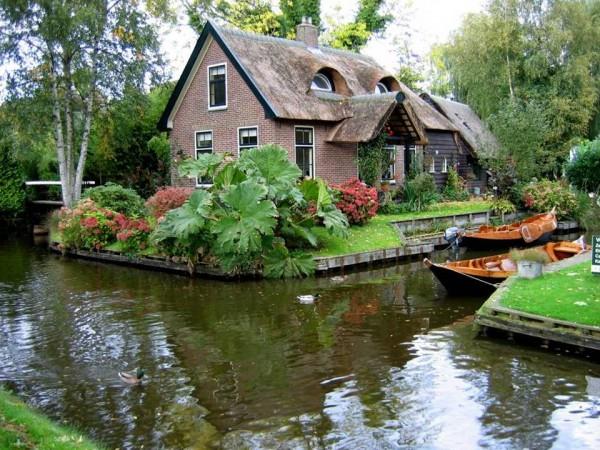 Гитхорн (Giethoorn) – деревня без дорог (12 фото)