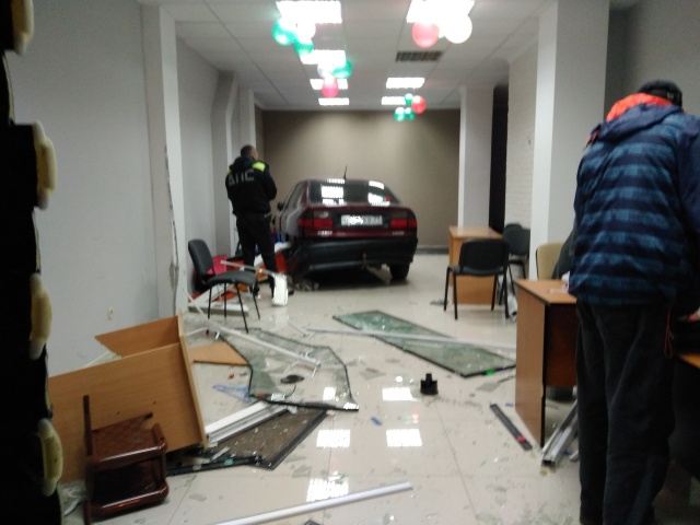 Автомобиль въехал в детский учебный центр в Калининграде (5 фото)