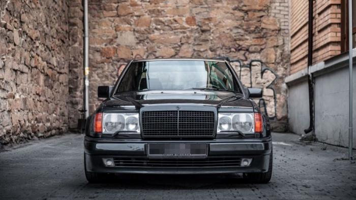 Фантастический Mercedes-Benz W124 6.0L от Brabus (9 фото)