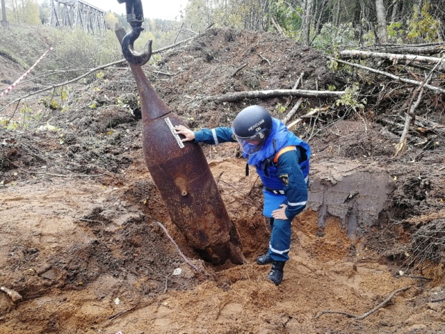 В Новгородской области взорвали авиабомбу весом около тонны (2 фото)