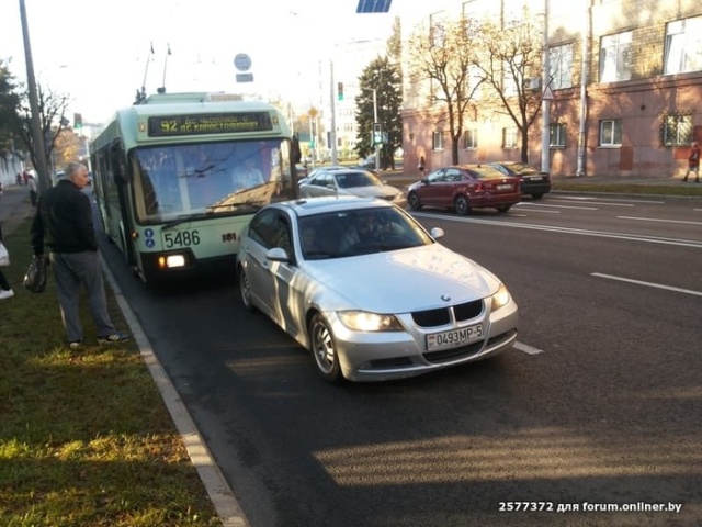 Водитель BMW решил "наказать" водителя троллейбуса (2 фото)
