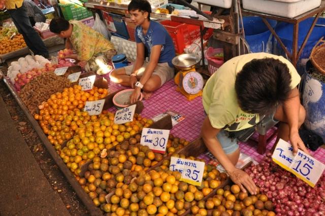 Железнодорожный рынок Maeklong (15 фото)